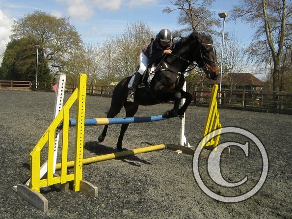 Nikki Rhi warm up jump (3)
