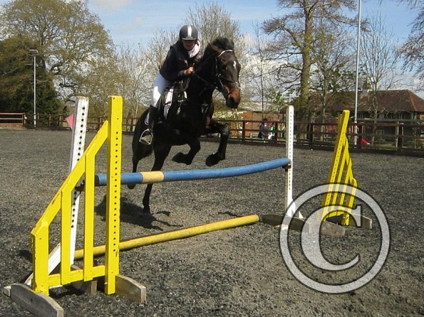 Nikki Rhi warm up jump (4)