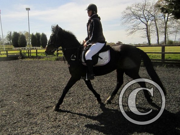 Nikki Rhi warming up (4)